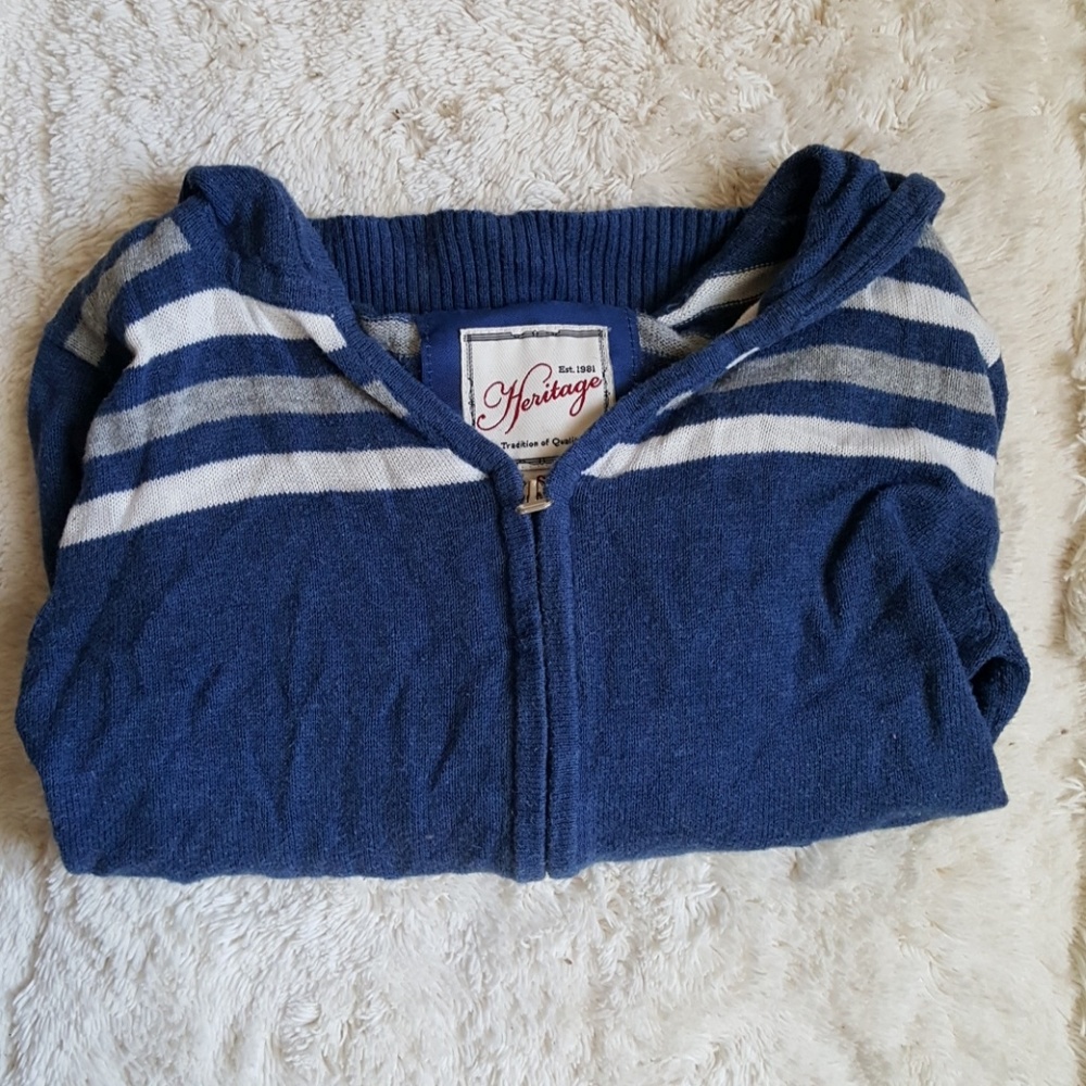 Sporty zip up hoodie sweater